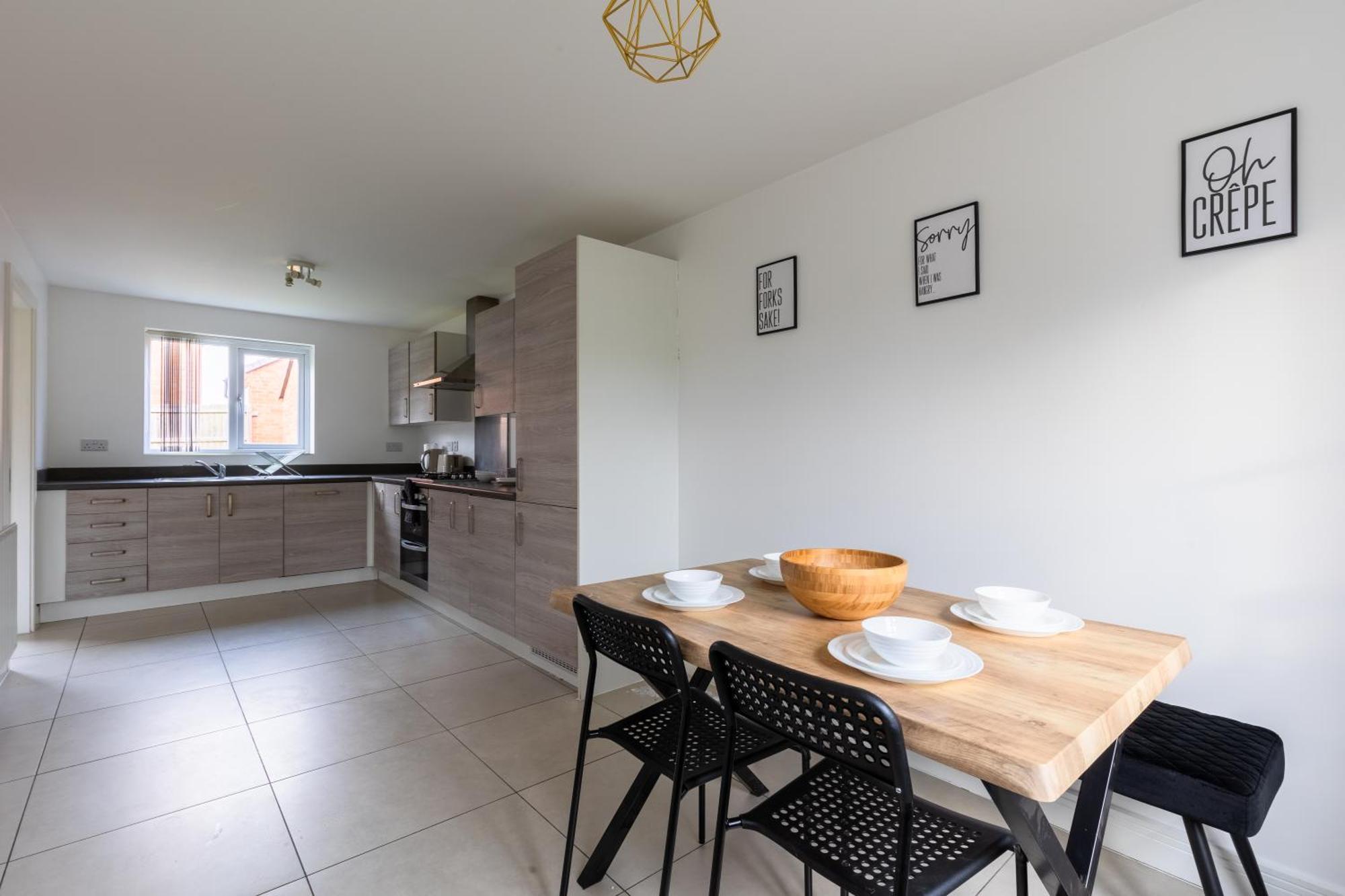 Spacious 4-Bedroom Home Near City Centre With Parking Ноттінгем Екстер'єр фото